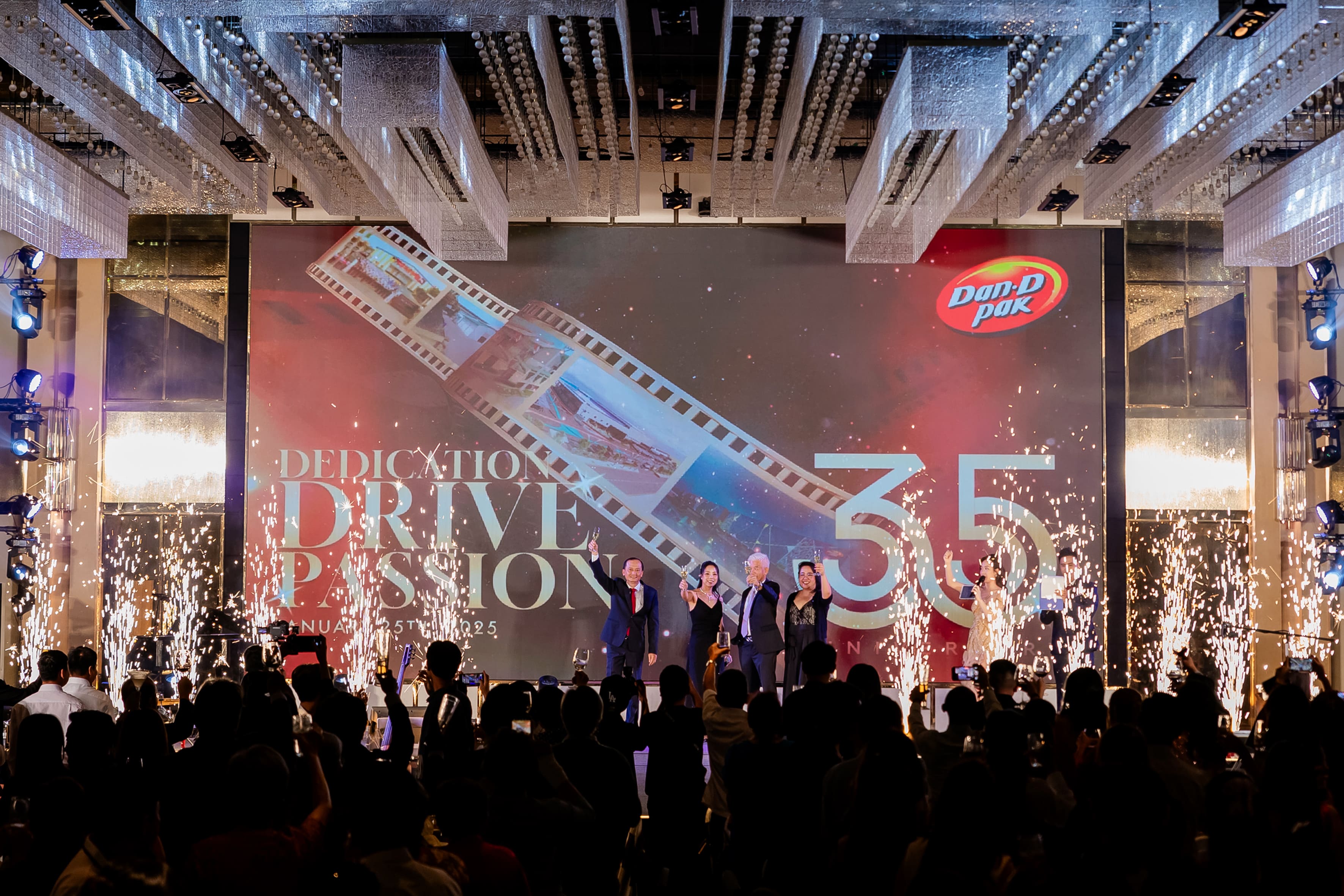 tiec-tat-nien-ket-hop-ky-niem-35-nam-thanh-lap-dan-d-foods-group